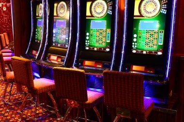 Dealer spins the wheel in real time, broadcast live Live dealer spinning American Roulette wheel